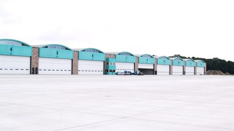 Inbraakwerende hangar deur - speciale overheaddeuren - Grote logistieke deuren
